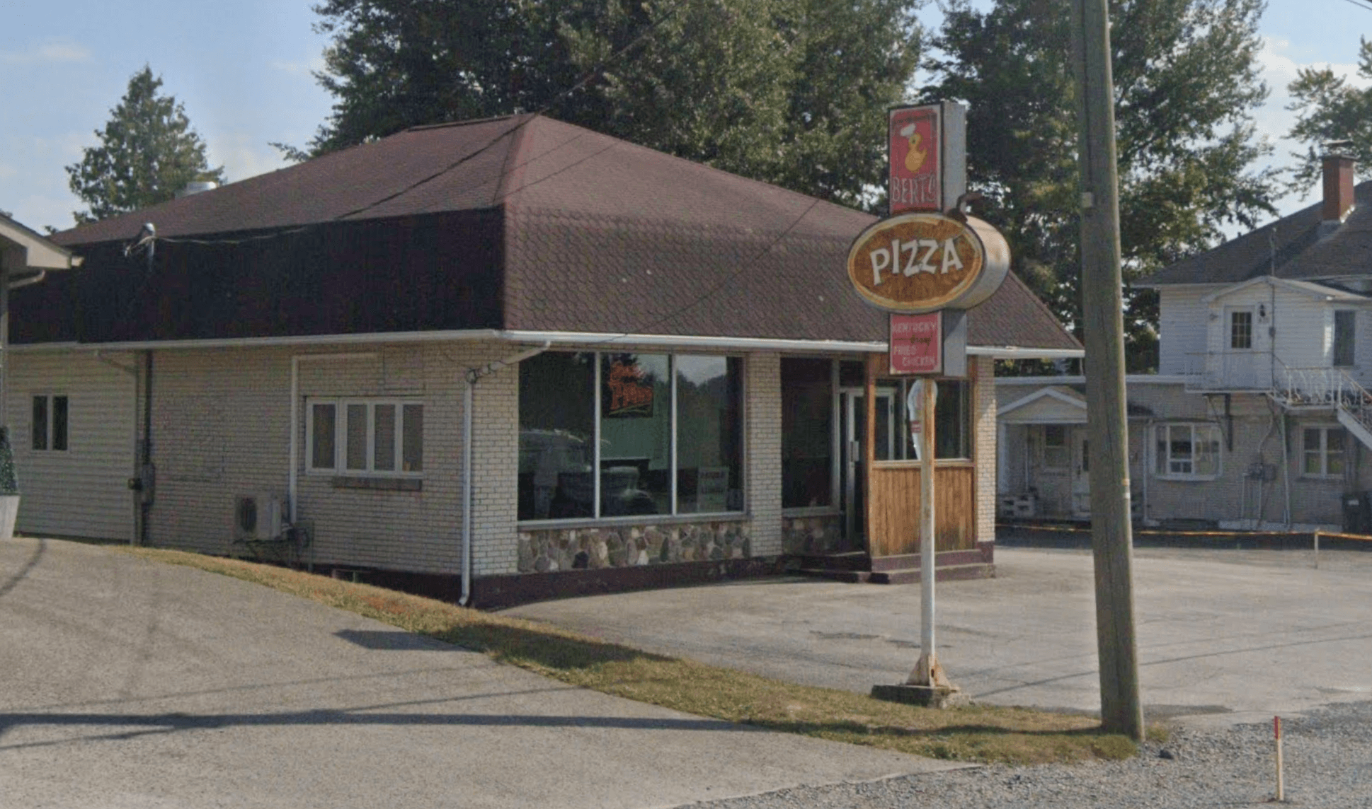 Bert's Pizza restaurant exterior, Saint-Léonard